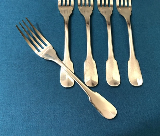 Ménagère en métal argenté, modèle au filet, comprenant : 1 louche, 1