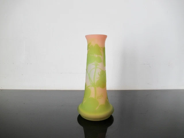 Emile Gallé : Ancien vase en verre multicouche dégagé à l'acide.