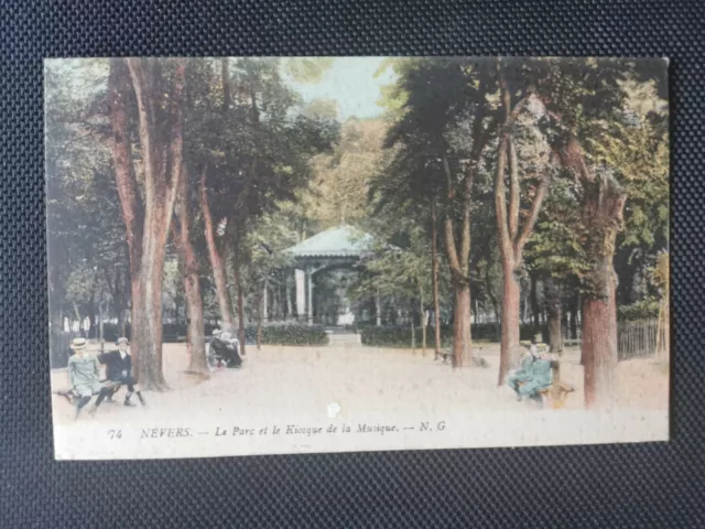 CPA 58 NEVERS - Le Parc et le Kiosque de la Musique