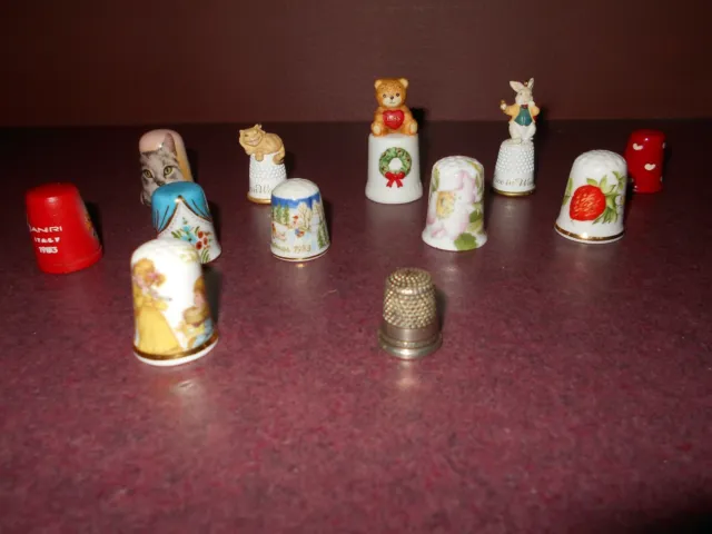 12 Nice Vintage Thimbles And A Plastic Sewing Tray