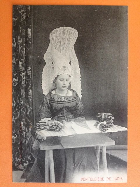 cpa de 1900 COIFFE et COSTUME d’antan DENTELLIÈRE de JADIS Fuseaux