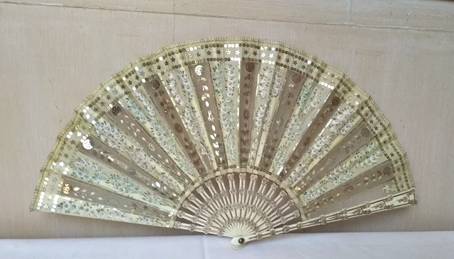 Ancien Eventail 1900 os et tulle brodée sequins Buissot & Fils