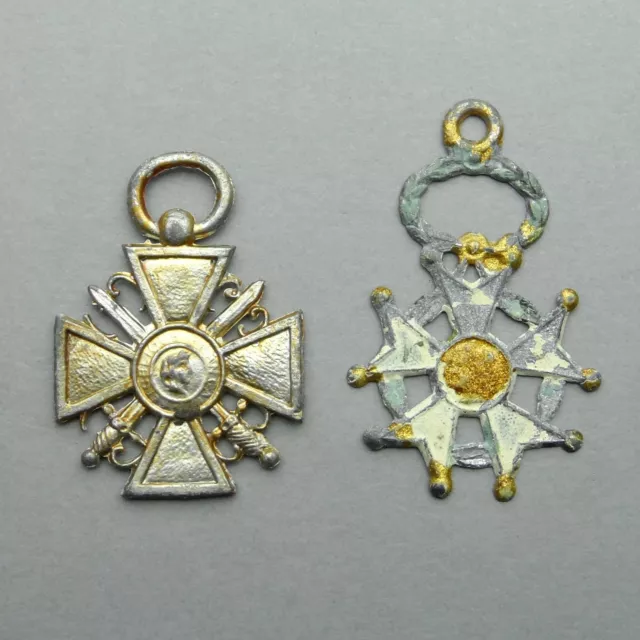 Lot de 2 médailles de panoplie pour enfant. Croix de guerre et Légion. 14 - 18.