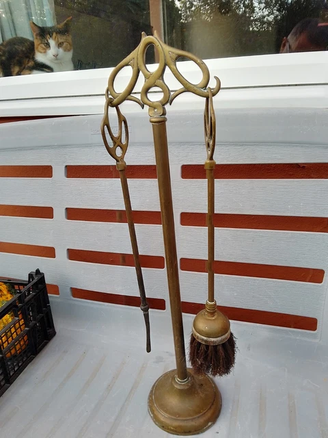 Art Nouveau juego de pinzas de latón junto a la chimenea cepillo