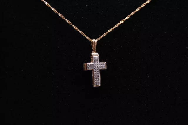 375 Gelbgold Kreuz Anhänger mit Kette wunderschöner Klassiker und 40 Zirkonen