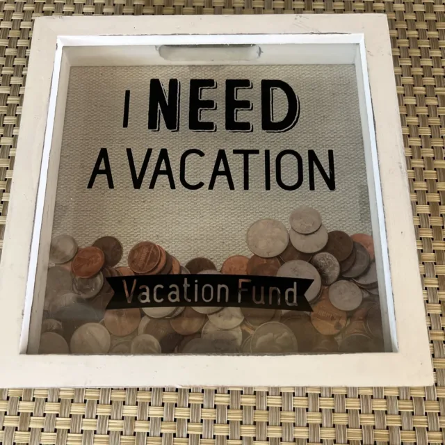 Caja de ahorros Need A para vacaciones enmarcada