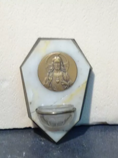 Bénitier en marbre et plaque laiton avec Jésus