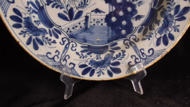 Grand plat rond ancien en porcelaine de Chine à décor de fleurs en camaieu bleu 3
