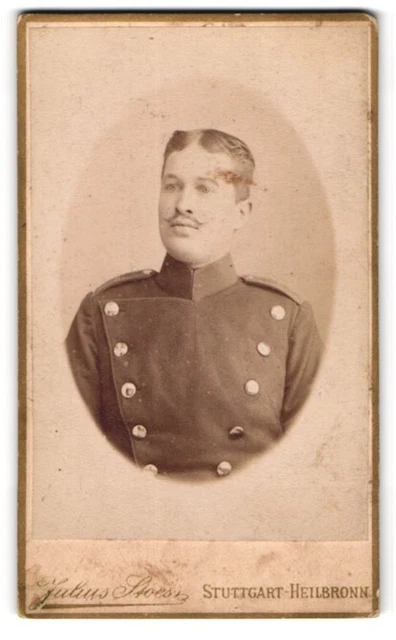 Fotografie Julius Stoess, Stuttgart, Eberhardstraße 47, Ulane in Uniform mit ge