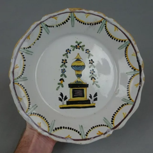 ancienne assiette en faïence de Nevers tombeau de Mirabeau urne 18ème