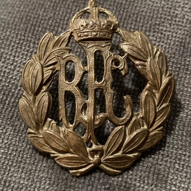 WW1 Royal Flying Corps (RFC)  E & W Lugged Brass Cap Badge VGC (2049)