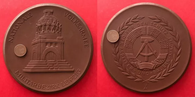DDR Böttger Steinzeug Medaille NVA Militärbezirk LEIPZIG Völkerschlacht ( M2050