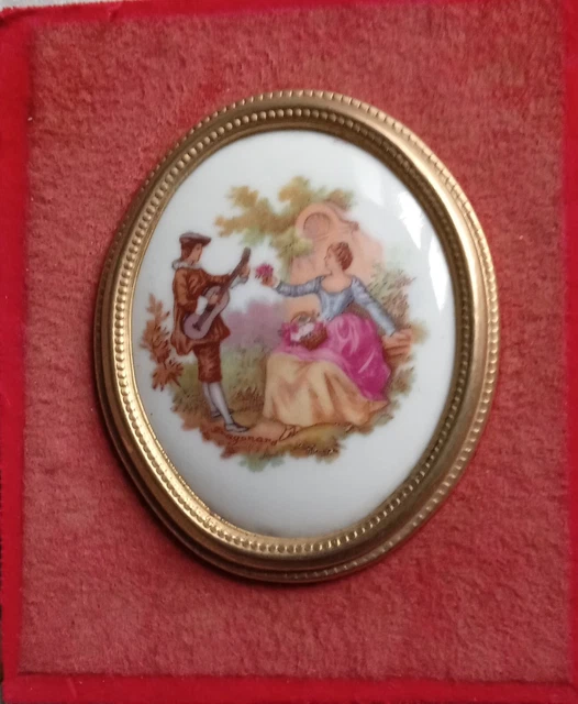 MEDAILLON PENDENTIF ANCIEN PORCELAINE DE LIMOGES scène galante / french