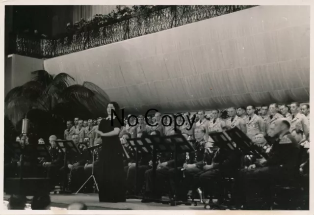 Foto  WK2 - Afrika Tunis Musik Orchester der Wehrmacht gibt Konzert  X105