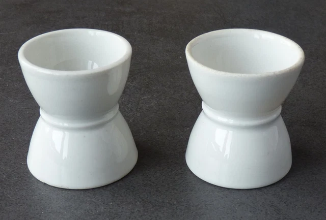2 Coquetiers blancs en faïence genre Sarreguemines, parfait état