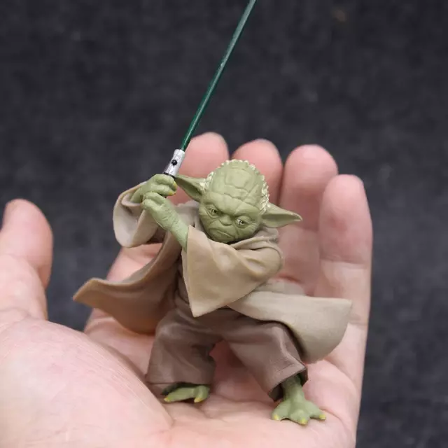 Figurine Star Wars Maitre Yoda sabre laser Guerre des etoiles 10 cm