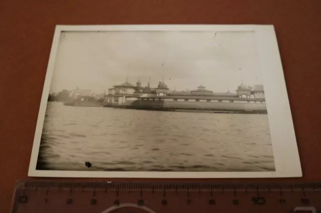 tolles altes Foto - mir unbekanntes Gebäude am Fluss oder Meer ? 1900-1910