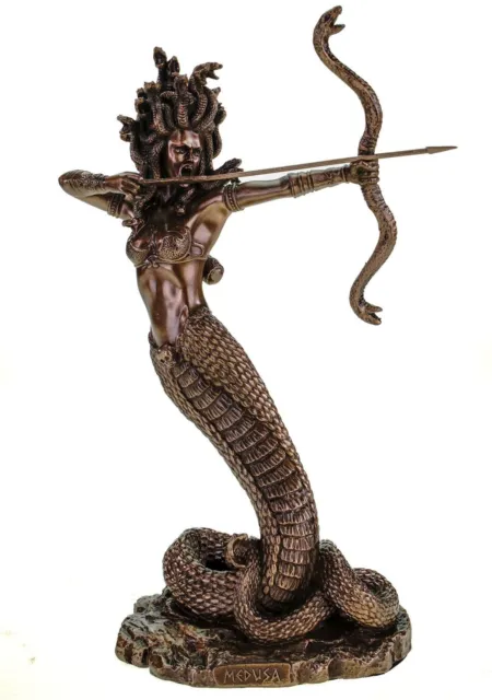Medusa, griechische Sagengestalt schießt mit Pfeil und Bogen bronziert Veronese