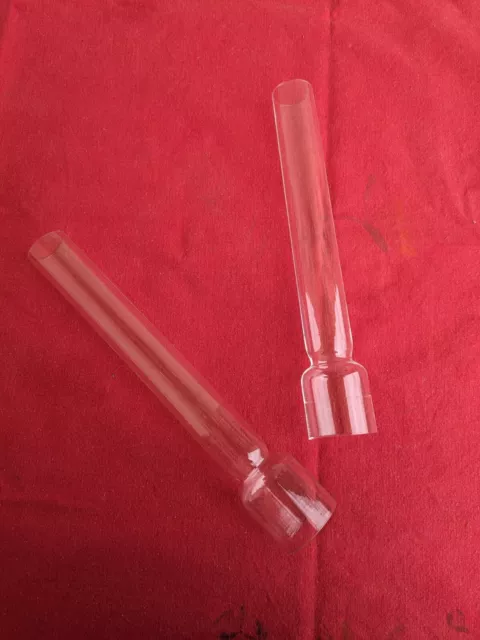 Deux anciens tubes en verre pour lampe à pétrole