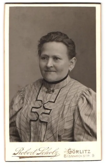 Fotografie Robert Scholz, Görlitz, Bismarckstr. 9, Portrait betagte Dame mit Kr