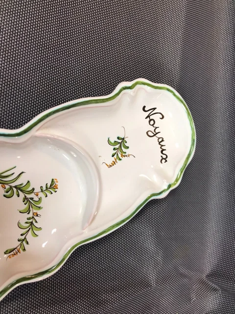 Très joli Dessous de Plat MOUSTIERS ancien de l'atelier Lallier
