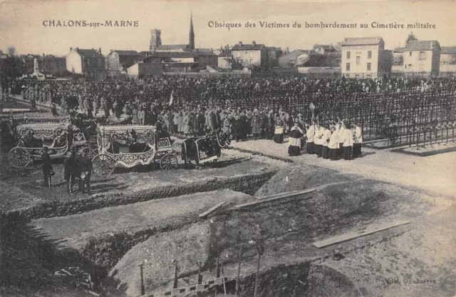 Cpa 51 Chalons Sur Marne / Obseques Des Victimes Du Bombardement Au Cimetiere Mi