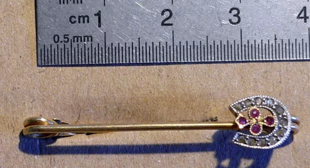 Broche En Or Jaune 18 Carats, Agrementee De Grenats Et De Brillants - 2,4 Gr.