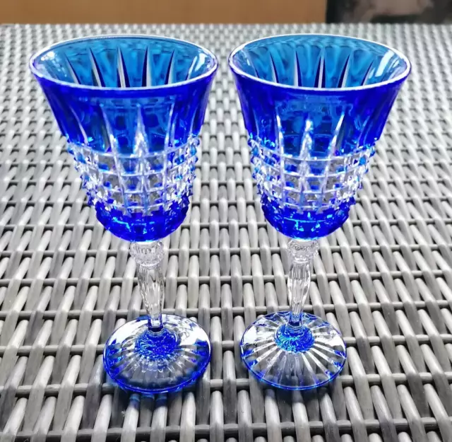 Suite de deux verres a liqueur Roemer en cristal de Saint Louis ? ......