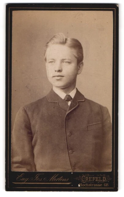 Fotografie Eug. Jos. Mertens, Crefeld, Hochstrasse 68, Junger Herr im Anzug mit
