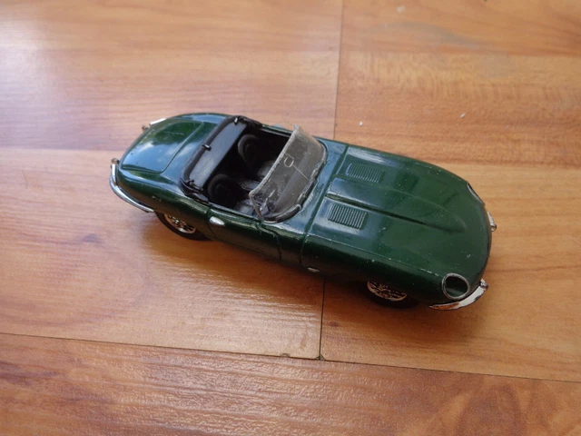 Porsche 911 Dakar Type 992 2022 avec sapin de Noël Vert Chêne Métallisé 1/43 Spark WAP0200010RXMS