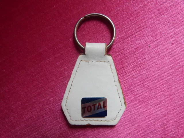 Ancien porte-clés "Total"-Logo en métal sur fond simili cuir blanc -Années 60/70