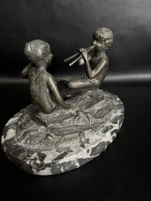 Antike alte Bronzefigur Junge & Mädchen mit  Flöte auf Marmorsockel um 1900 3