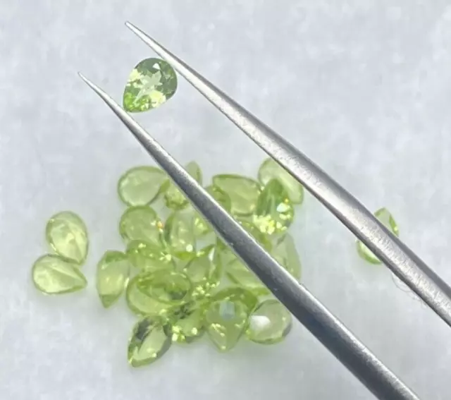 4 Cts / 25 Pcs 4 X 3 Mm Pear Cut Apple Green Peridots, Vvs/Vs Untreated