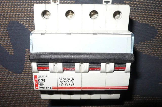 Disjoncteur Tétrapolaire Merlin Gerin 25A Courbe C – Occasion Fonctionnel, Triphasé + Neutre, 10 KA