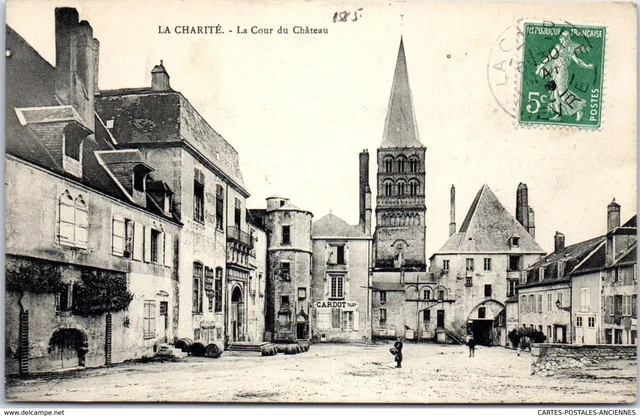 58 LA CHARITE - la cour du CHATEAU
