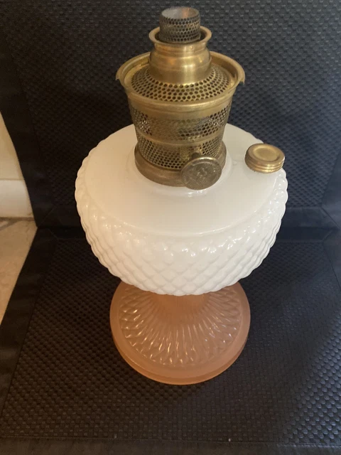 Alladin lamp, Diamond Quilt 1937 Style B-91. Includes New Never Used Wick.