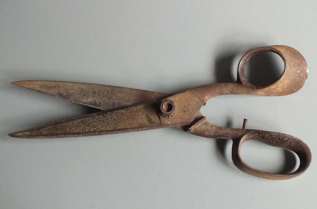 Ancienne Et Grande Paire De Ciseaux En Metal - L --  26 Cm