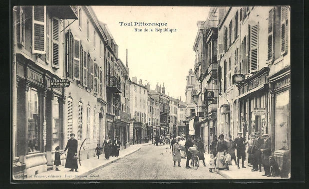CPA Toul, Rue de la République, vue de la rue