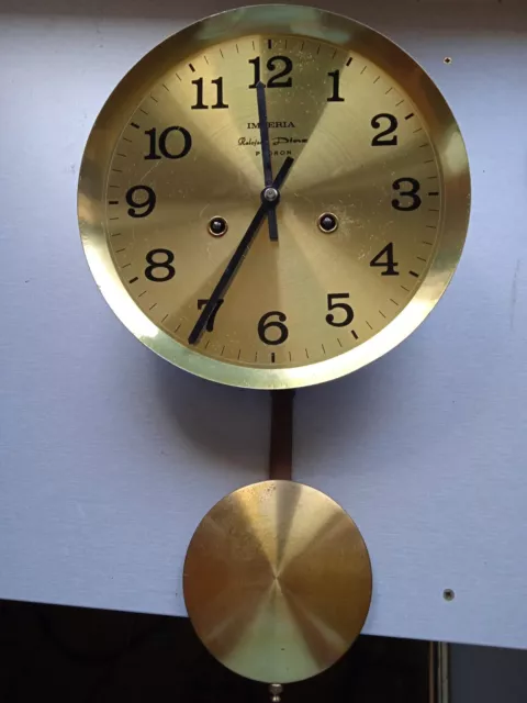 Antiguo reloj de pared mecánico con campanadas funciona