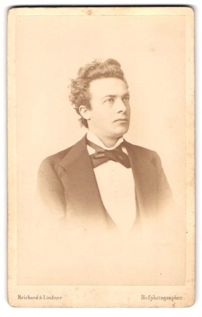 Fotografie Reichard & Lindner, Berlin-W., Markgrafen-Strasse 40, Portrait junge