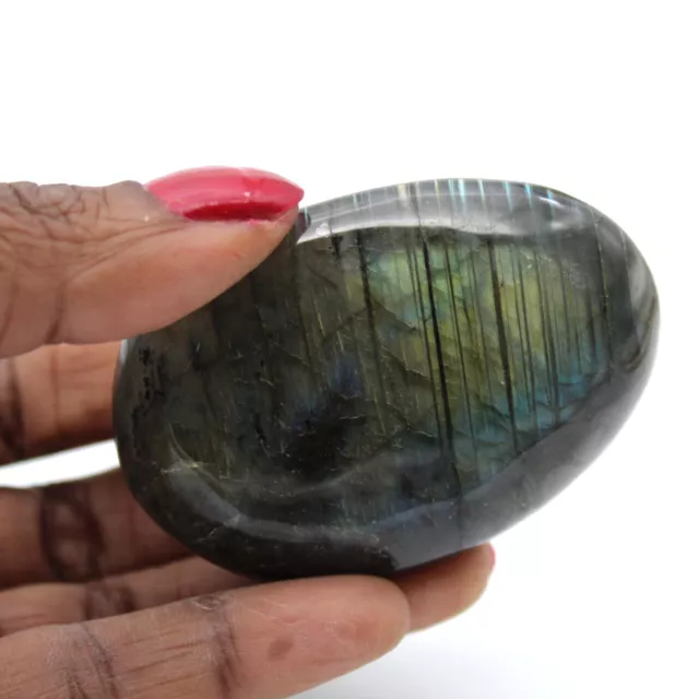 Galet poli en Labradorite 80gr 60mm Madagascar