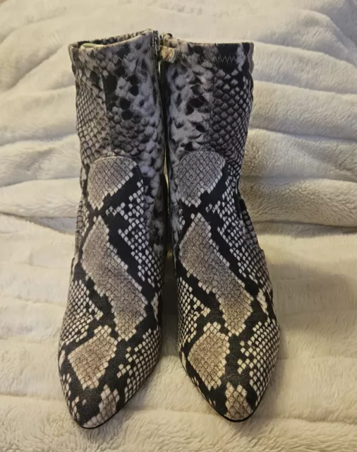 Steve Madden Elroy Women’s Ankle Boots Fabric Block Heel Snake Print size 7M 2