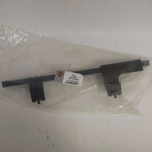 New OEM INTERNATIONAL Navistar 2506042C2 WINDOW CHANNEL Guide GENUINE