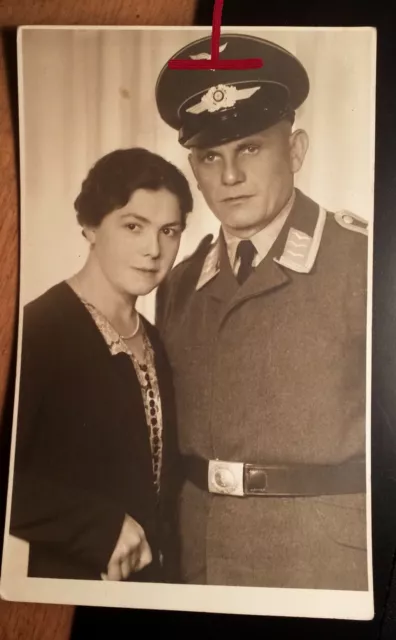 Paar - Frau & Soldat in Uniform mit Mütze - Luftwaffe Hauptmann ? Foto