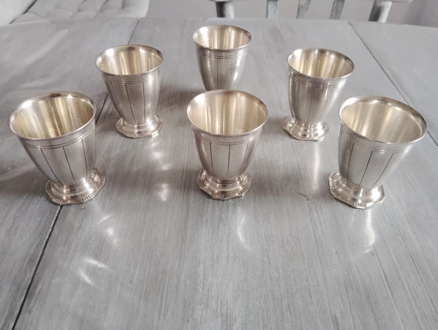 Coffret ancien de 12 petits gobelets en argent | CHEZ LES VOISINS