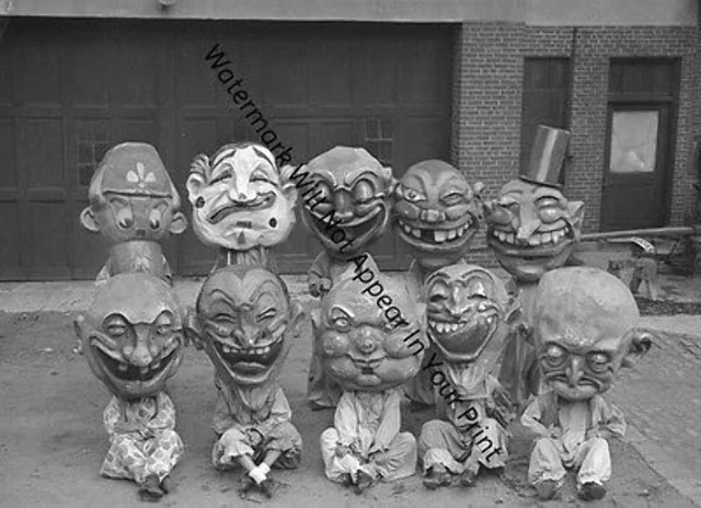 BIZARRE STRANGE WEIRD CREEPY CRAZY FREAKY Kids Big Clown Mask VINTAGE PIC ODD A6