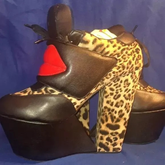 Privileged Kiss Me Lips Platform Wedge Sneaker (Fast shipping)(Brand new) (RARE)