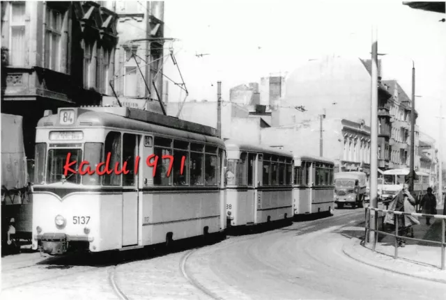 N133) Foto BVG Berlin Straßenbahn, Schloßpl. Köpenick. TZ69 5137, Linie 84. 1970