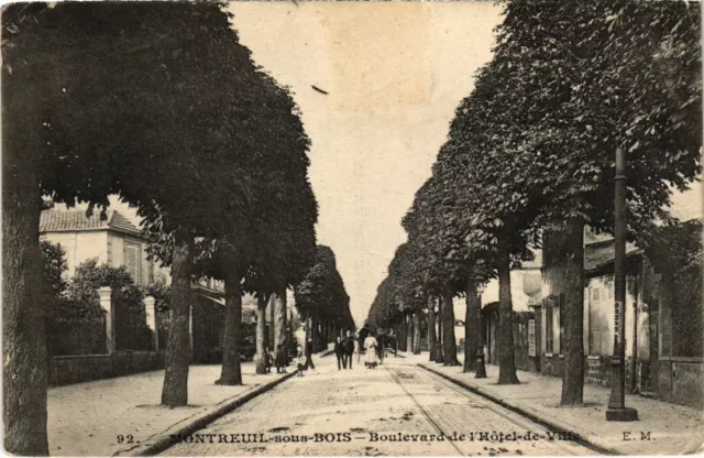 CPA MONTREUIL-under-WOOD Boulevard de l'Hotel de Ville (1353964)