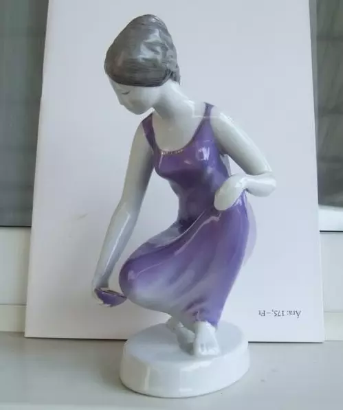 Figura de porcelana Dama Mujer Niña con plato Hollohaza Hungría 4889u